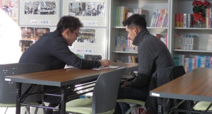 担任の先生と履修相談をおこなう青森県青森市の通信制高校翔洋学園高校ネットキャンパスの生徒